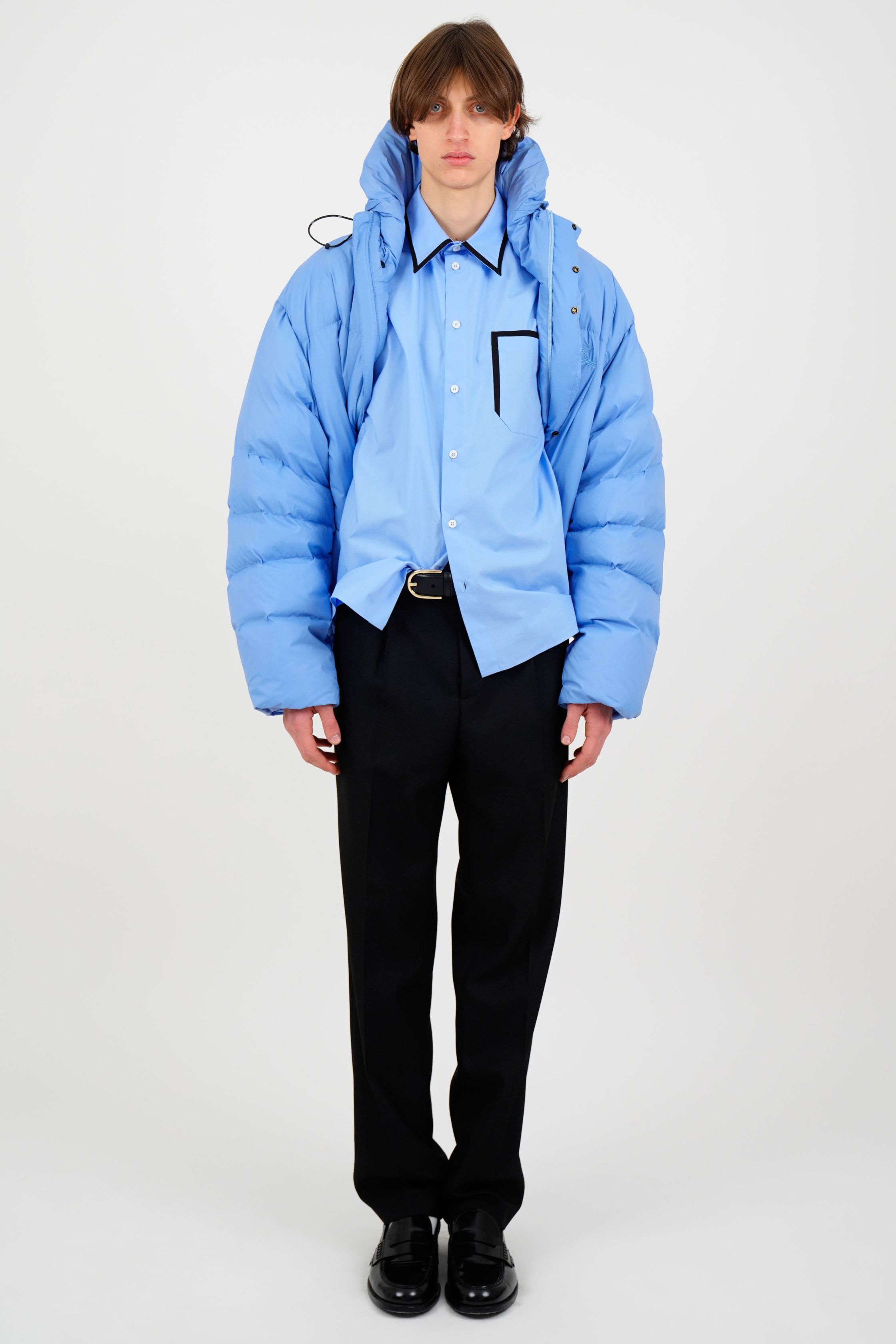 MSGM 2026秋冬以青年文化与学院风为切口，重新激活90年代街头记忆。宽腿彩色牛仔、菱格针织、短款上装与随性叠穿构建出不受性别限制的造型语言，紫色、亮蓝与黑白对比成为视觉焦点。系列在“玩味”与“结构”之间取得平衡，保留品牌标志性的青春躁动，同时注入更成熟的造型逻辑，呈现出Z世代走向理性阶段的风格转折-顽石频道趋势研究